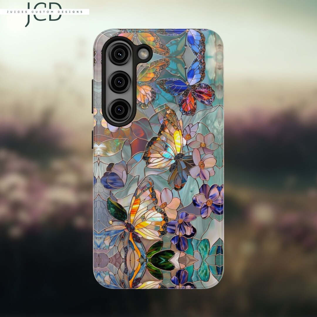 CG MOBILE Guess - Custodia per iPhone 15 IML iridescente con cordino viola, antigraffio, comoda e resistente, custodia rigida con porte accessibili