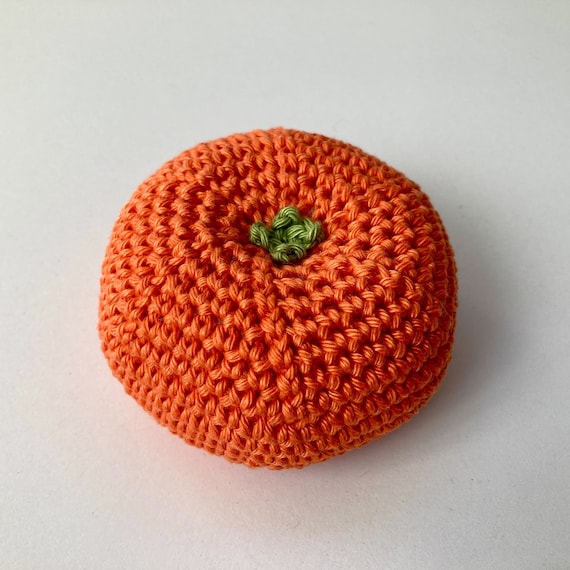 紫と白のピクミンとミカンの束のかぎ針編みパターンあみぐるみ PDF