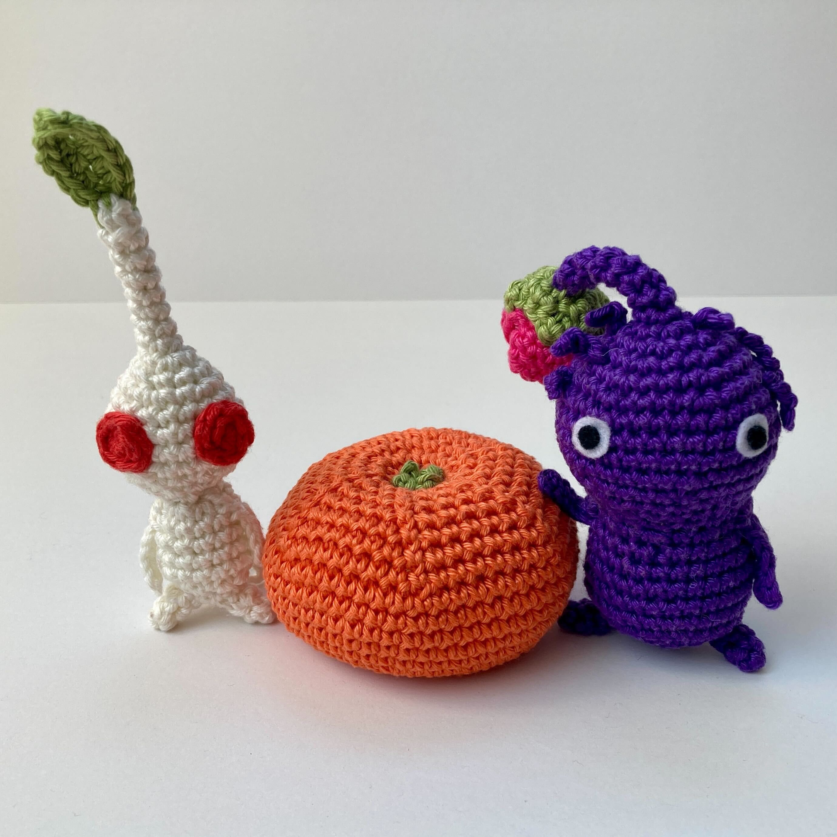 紫と白のピクミンとミカンの束のかぎ針編みパターンあみぐるみ PDF