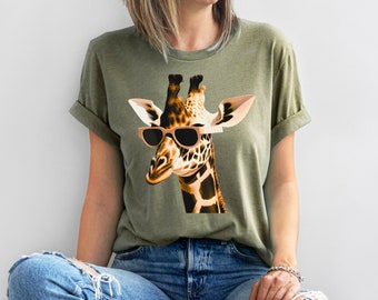 Retro Giraffe with Sunglasses T-Shirt – Funny Animal Print Tee – Vintage Safari Style – Whimsical Giraffe Gift for Mom, Sister, Friend