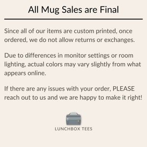 Op de afbeelding: Tekst op een witte achtergrond die "All Mug Sales are Final" luidt. De tekst gaat verder met informatie over retourzendingen en omruilingen. De tekst vermeldt ook dat de werkelijke kleuren door verschillen in monitorinstellingen of omgevingslicht enigszins kunnen afwijken van wat online wordt weergegeven. De tekst eindigt met een bericht om contact op te nemen met de verkoper als er problemen zijn met een bestelling. De afbeelding bevat ook een logo voor "Lunchbox Tees".