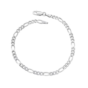 Könnte beinhalten: Ein silbernes Figaro-Armband. Das Armband hat ein Muster aus drei kleinen runden Gliedern, gefolgt von einem länglichen ovalen Glied. Der Verschluss ist am Ende sichtbar. Das Armband wird auf weißem Hintergrund gezeigt.