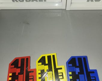 DOOMキーカード型冷蔵庫マグネット｜レトロゲームデコレーション｜赤・青・黄色のキーカード｜ゲーマーへのギフト｜PCゲームコレクターズアイテム｜オタク向けキッチンデコレーション
