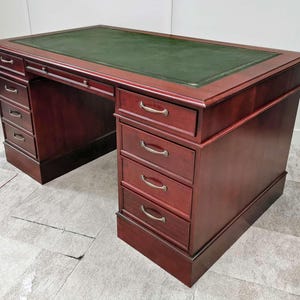 90 x 150 cm Englischer Mahagonischreibtisch grünes Leder, NEU, Spezielle Griffe