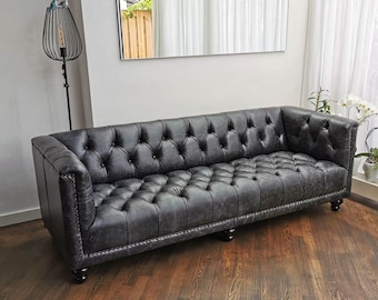 Chesterfield-Sofa, neu hergestellt in unserer englischen Werkstatt. Schwarzes Vintage-Leder und in anderen Lederarten und -größen erhältlich.