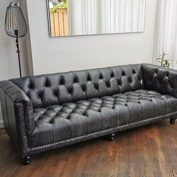 Canapé Chesterfield nouvellement fabriqué dans notre atelier anglais. Cuir noir vintage et disponible dans d'autres types et tailles de cuir.