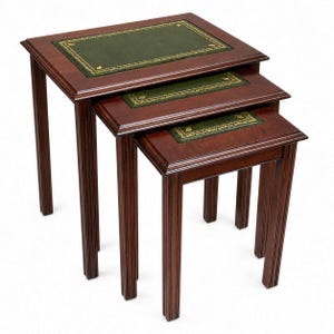 Peut inclure: Ensemble de trois tables gigognes en bois foncé. Chaque table a un plateau rectangulaire avec un insert en cuir vert et des bordures dorées. Les tables sont de tailles différentes, conçues pour s'emboîter.