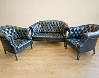 Vintage blå läder Tiffany Chesterfield soffgrupp | 2-sits soffa + 2 fåtöljer | Handgjorda engelska Chesterfieldmöbler