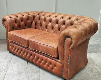 Sofá Chesterfield Buckingham de dos plazas, hecho a mano, en cuero color tabaco vintage.