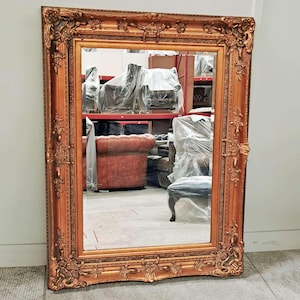 Elegant Baroque Mirror with Antique Gold Frame – Classic Statement Piece