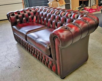 Sofá Chesterfield de cuero rojo antiguo, de 2, 3 o 3,5 plazas, fabricado artesanalmente en nuestro taller inglés. También se puede personalizar.