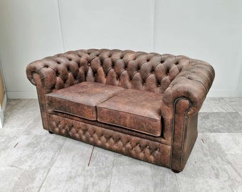 Sofá Chesterfield Buckingham de dos plazas, hecho a mano, en cuero color canela vintage.