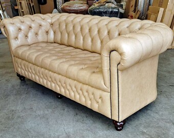 Divano Chesterfield a 3 posti fatto a mano nel Regno Unito in pelle color sabbia, MADE IN ENGLAND