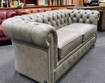 Chesterfield de cuero gris, de 2, 3 o 3,5 plazas, hecho a mano en nuestro taller inglés. También se puede personalizar.