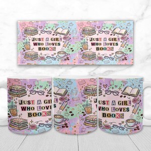 Peut inclure: Mug en céramique blanche avec un motif coloré représentant des livres, des lunettes, du café et le texte "JUST A GIRL WHO LOVES BOOKS". Le motif est répété sur la tasse et une surface rectangulaire assortie.