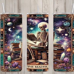 Op de afbeelding: Een roestvrijstalen beker met een hemels ontwerp met een skelet dat een boek leest, omringd door boeken, kristallen en een sterrenhemel. De woorden "THE READER" staan onderaan. De beker heeft een rietje en een decoratieve rand.