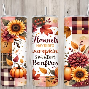 Può includere: Un set di tre bicchieri in acciaio inossidabile con coperchi e cannucce. Ogni bicchiere presenta un design a tema autunnale con girasoli, zucche e foglie autunnali. Un bicchiere ha il testo "Flannels, Hayrides, Pumpkins, Sweaters, Bonfires".