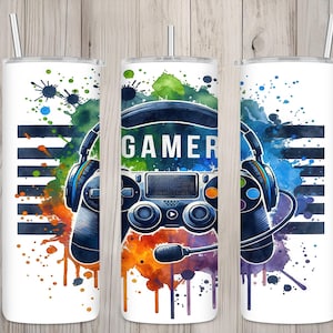 Puede incluir: Tres vasos blancos con un diseño de acuarela colorido y un mando de videojuego negro y azul con la palabra "GAMER" en él.