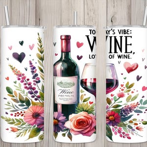 Op de afbeelding: Witte geïsoleerde tumbler met een bloemenontwerp en de tekst "Today's Vibe: Wine, Lots of Wine". Voorzien van een wijnfles, een glas rode wijn en hartaccenten. Inclusief een rietje.