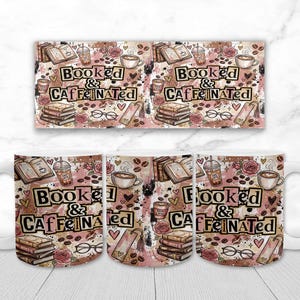 Peut inclure: Mug en céramique blanche avec un motif enveloppant avec le texte "Booked & Caffeinated". Le motif comprend des livres, des tasses à café, des grains de café, des roses et des lunettes dans des tons de marron, rose et blanc.