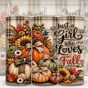 Puede incluir: Un vaso cilíndrico con pajita de metal que presenta un fondo de cuadros beige, calabazas naranjas y verdes, girasoles y hojas de otoño. El texto "Just a Girl Who Loves Fall" está impreso en letras negras y rojas con corazones.