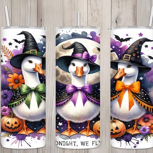 Pode incluir: Caneca branca com três gansos extravagantes vestidos para o Halloween. Cada ganso usa um chapéu de bruxa, uma gravata borboleta e uma capa, com abóboras e flores. O texto "ONIGHT, WE FLY" é visível. Um design divertido e festivo.