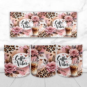 Puede incluir: Taza de café de cerámica blanca con un diseño envolvente con el texto "Coffee Vibes" en escritura, rosas, granos de café y un estampado de leopardo. También se representa un vaso de café helado. El diseño es en tonos de rosa, marrón y crema.