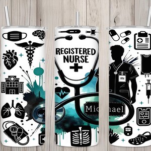 Pode incluir: Caneca de aço inoxidável branca com canudo, com gráficos de tema médico. Os desenhos incluem um estetoscópio, um coração, um cérebro e as palavras "Registered Nurse". A caneca tem um fundo aquarela turquesa e uma silhueta de enfermeira.