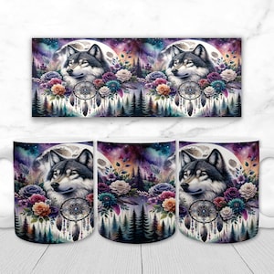 Pode incluir: Caneca de café de cerâmica branca com um design em aquarela de um lobo, flores e um apanhador de sonhos contra um fundo de céu noturno. O design inclui uma lua cheia, pinheiros e detalhes florais coloridos. A caneca tem cerca de 10 cm de altura.