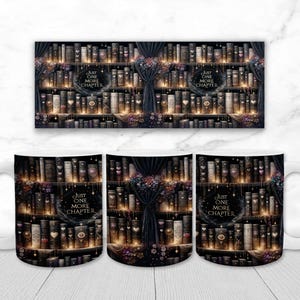 Peut inclure: Mug en céramique blanche avec une illustration détaillée d'une bibliothèque remplie de livres, de guirlandes lumineuses et d'éléments floraux. Le texte "Just One More Chapter" est affiché sur la tasse. Le motif est répété sur une bannière rectangulaire.