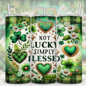 Puede incluir: Un vaso verde y blanco con un tema del Día de San Patricio. El vaso presenta tréboles, corazones y el texto "NOT LUCKY SIMPLY BLESSED". El diseño incluye elementos florales y a cuadros.