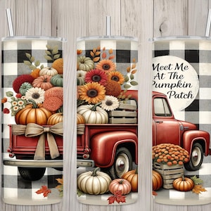 Puede incluir: Un camión rojo con una cabina blanca y una cama de madera llena de calabazas y flores de otoño. El camión está conduciendo por un campo de calabazas. El texto "Meet Me At The Pumpkin Patch" está escrito en el lateral del camión. El fondo es un patrón de cuadros blanco y negro.