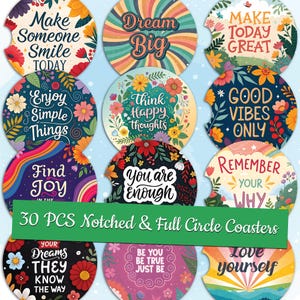 Op de afbeelding: Een verzameling van 30 auto-onderzetters met diverse inspirerende citaten en bloemmotieven. De onderzetters tonen zinnen als "Dream Big", "Good Vibes Only" en "You are Enough". De onderzetters zijn rond met een inkeping.