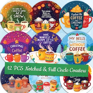 Könnte beinhalten: Set aus 12 Auto-Untersetzern mit Kaffeemotiven. Jeder Untersetzer zeigt farbenfrohe Illustrationen von Kaffeetassen, Weihnachtsdekorationen und Sätzen wie "Christmas Coffee". Die Untersetzer sind gekerbt und vollrund.