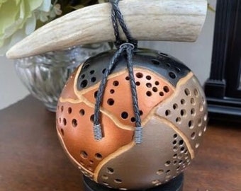 Edredón nativo americano de calabaza tallado, pintado, cuerno de ciervo, ribete de cuero,