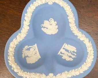 Wedgewood Blue Jasperware una vez que el uso previsto fue un cenicero, un encantador plato de baratija