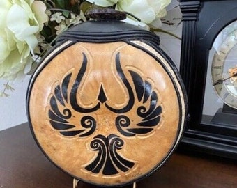 Calabaza Calabaza artesanal estilo cantimplora, arte tallado y entintado con el tema "Phoenix"