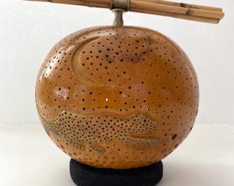 Calabaza artesanal con temática de bala de cañón "Night Crawler" adornada con un palo de bambú