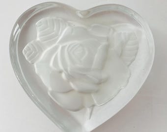 Pisapapeles vintage de los años 80 en forma de corazón con rosa de satén esmerilado en relieve y corte profundo