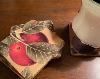 Posavasos, "Ensalada de frutas" juego hecho a mano de 6 escenas diferentes 3 1/2" aspecto envejecido NIB