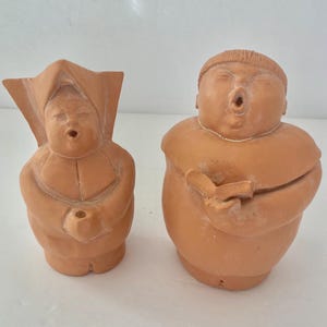 Figuritas de monje y monja de cerámica Pomaire hechas a mano y firmadas, artículo coleccionable chileno vintage de 1990.