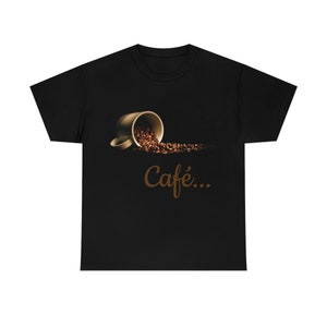 Könnte beinhalten: Ein schwarzes T-Shirt mit einer weißen Kaffeetasse, aus der Kaffeebohnen herausfallen, und dem Text "Café..." in braunen Buchstaben.