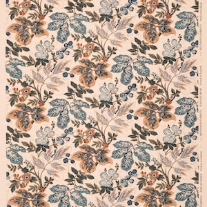 Op de afbeelding: Een beige stof met een herhalend patroon van blauwe, bruine en oranje bloemen en bladeren. De stof is bedrukt met de tekst "BENNISON FABRICS WHEATFLOWER Printed in England".
