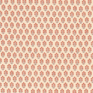 Op de afbeelding: Een herhalend patroon van kleine, gestileerde bloemboeketten in tinten koraal en grijs op een crèmekleurige achtergrond. Het ontwerp is gelijkmatig verdeeld, waardoor een consistent en symmetrisch uiterlijk ontstaat, geschikt voor stof of behang.