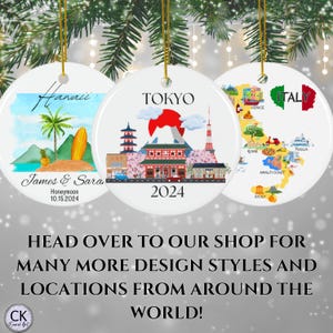 以下が含まれることがあります： 人気観光地のカラフルなイラストが描かれた白いセラミック製のクリスマスオーナメント3つ。オーナメントには、ハワイ、東京、イタリアの画像が描かれています。ハワイのオーナメントには、ヤシの木、サーフボード、パイナップルが描かれています。東京のオーナメントには、赤い寺院、桜の花、富士山が描かれています。イタリアのオーナメントには、ローマ、ヴェネツィア、アマルフィ海岸などのランドマークが描かれたイタリアの地図が描かれています。オーナメントは名前と日付でパーソナライズされています。