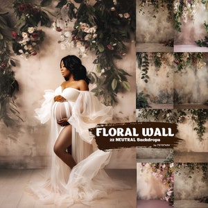Könnte beinhalten: Eine schwangere Frau in einem weißen Kleid steht vor einem Hintergrund mit einer Blumenwand. Der Hintergrund ist in einem neutralen Beige gehalten und hat eine strukturierte Oberfläche. Der Text "Floral Wall 22 Neutral Backdrops by Fotofana" ist auf dem Hintergrund gedruckt.