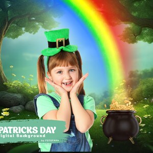 Może przedstawiać: Mała dziewczynka w zielonym kapeluszu leprechauna i zielonej koszulce stoi przed tęczą i garnkiem złota. Tło to zielony las z tęczą na niebie.  St. Patrick's Day Digital Background by FotoRama.