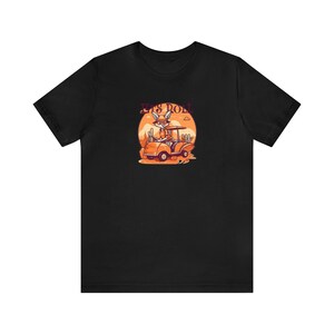 コヨーテ クルーザー T シャツ / ユニセックス ジャージ 半袖 T シャツ / ゴルフ カート ジョイライド シャツ / レッツ ロール コヨーテ T シャツ / 遊び心のあるゴルフ コヨーテ T シャツ