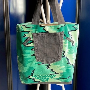 Bolso grande de terciopelo suave en tonos verdes, verdes menta y negros, tejido vaquero reciclado en negro y forro interior de algodón verde menta, 3 bolsillos y 2 trabillas para cinturón