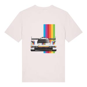 Puede incluir: Camiseta blanca con un gráfico de un coche de carreras blanco con detalles de arcoíris y una franja de arcoíris. El coche tiene la palabra "PORSCHE" impresa. La camiseta tiene un cuello redondo clásico.